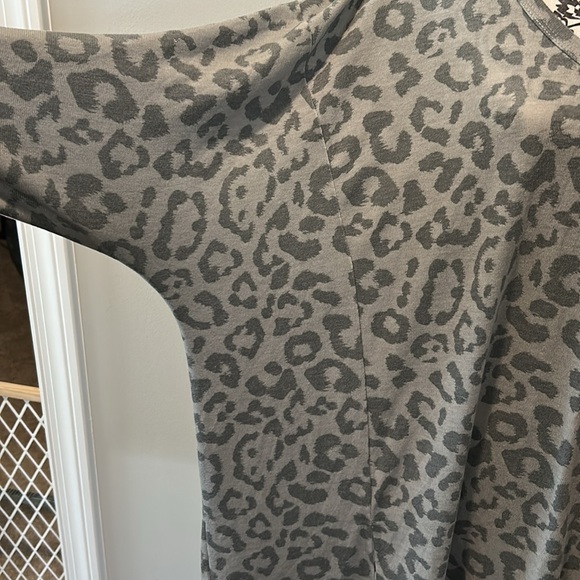 NWOT. Woman’s v-neck dolman sleeve t-shirt in grey predator print pattern. - Picture 5 of 9